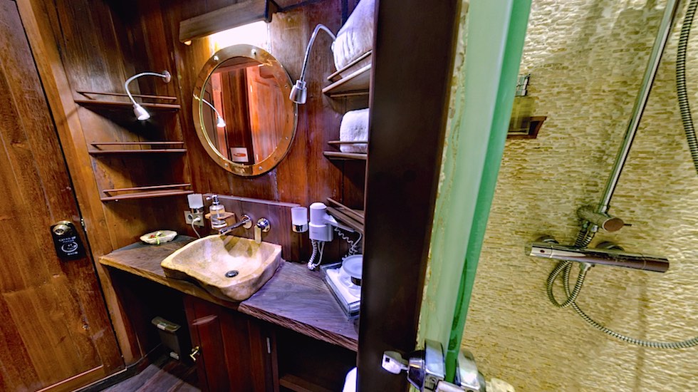 360° Bathroom DELUXE cabin bathroom aboard liveaboard MSY WAOW sailing for scuba diving in Indonesia