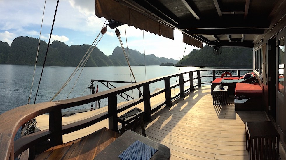 360° PrivateDeck MASTER cabin lounge aboard liveaboard MSY WAOW sailing for scuba diving in Indonesia