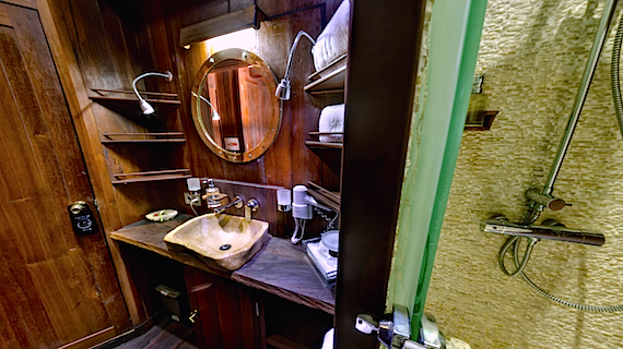 360° Salle d'eau Le WAOW, bateau de croisière plongée luxe, navigue en Indonésie de Raja Ampat à Komodo. Salle de bain, salle d'eau, douche en Cabine DELUXE