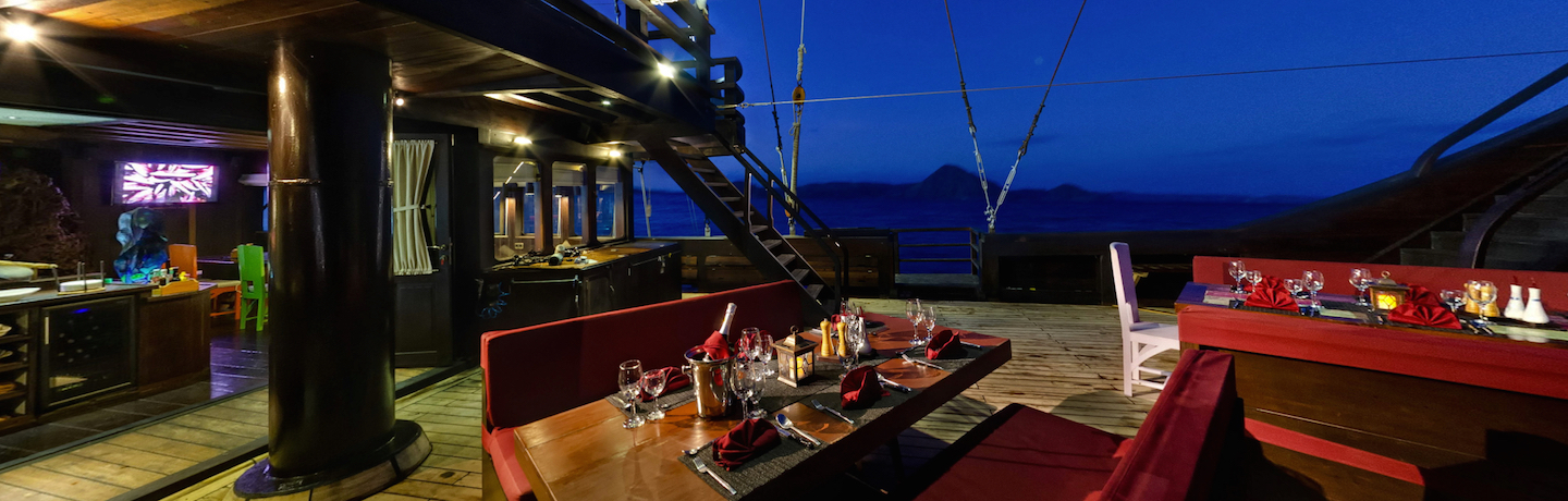 WAOW liveaboard dining and scuba diving cruise Indonesia KOMODO Raja Ampat  Triton Bay  Banda Sea